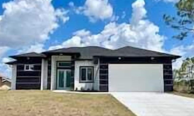 Sunshine Apartment | 3 Bedroom 654080 by Houzlet