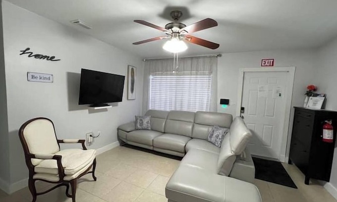 West Hollywood Apartment | 3 Bedroom 662581 by Houzlet