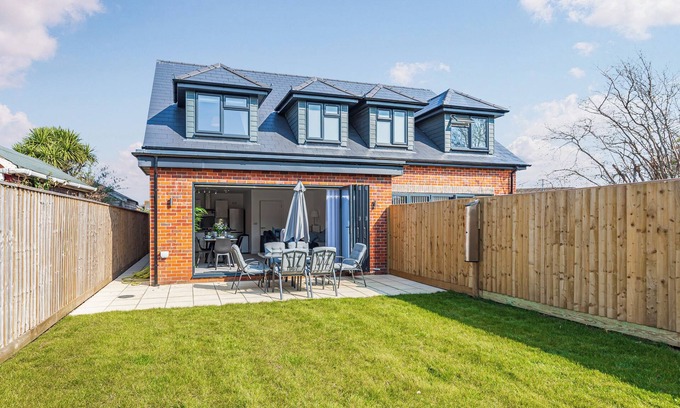 Christchurch Cottage | 3 bedroom accommodation in Christchurch