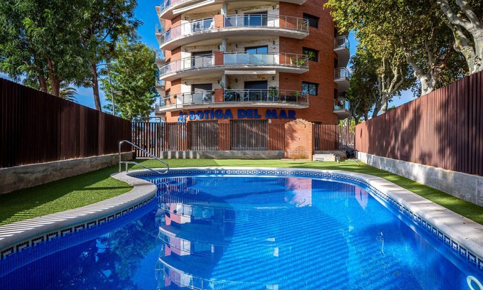 Torredembarra Apartment | 3-Bedroom Apartment Near Beach with Pool in Torredembarra