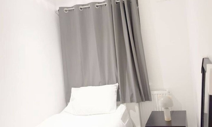 London Borough of Ealing Apartment | 3-bedroom apartment in lovely Northolt with AC