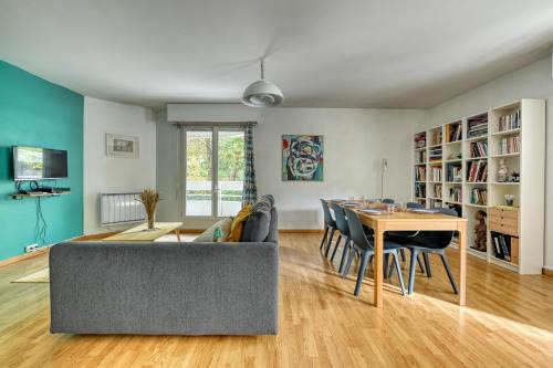 Belleville Apartment | 3 bedroom apartment with balconies