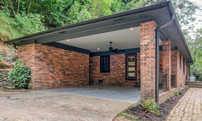 Marshall House | 3 bedroom Artisan home in charming Marshall