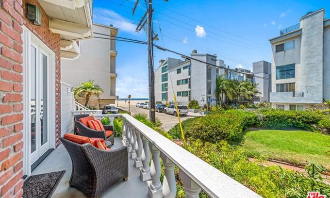 Marina Peninsula House | 3-Bedroom Beach House, 50 feet from the sand - sleeps 10