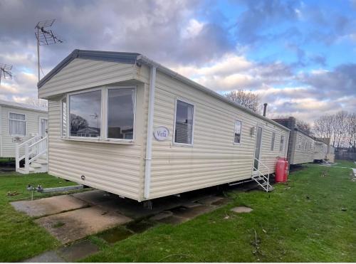 Clacton-on-Sea House | 3 Bedroom Caravan - Sleeps 8 - Parking Wifi Pool