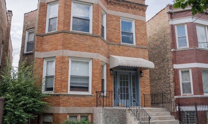 Albany Park Apartment | 3 Bedroom Chicago Apartment w/Large Kitchen & In-Unit Laundry