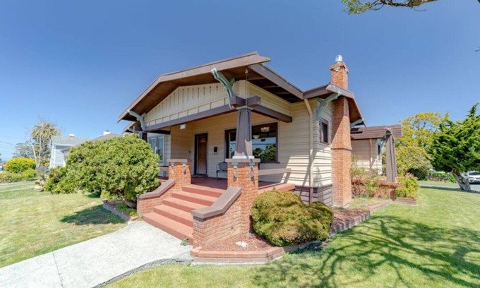 Arcata House | 3-bedroom Craftsman home with hot tub/sauna in the Heart of Arcata