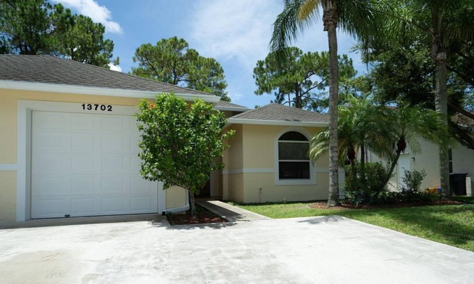 Greenview Shores Apartment | 3 Bedroom Duplex triplex 435233 by Houzlet
