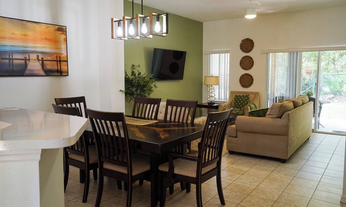 Seasons House | 3-bedroom Enchanting Escape townhome, close to attractions!