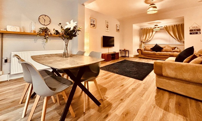 Woodhorn House | 3 bedroom house 2 mins from the beach. Wi-Fi, Netflix, prime, Disney tv included