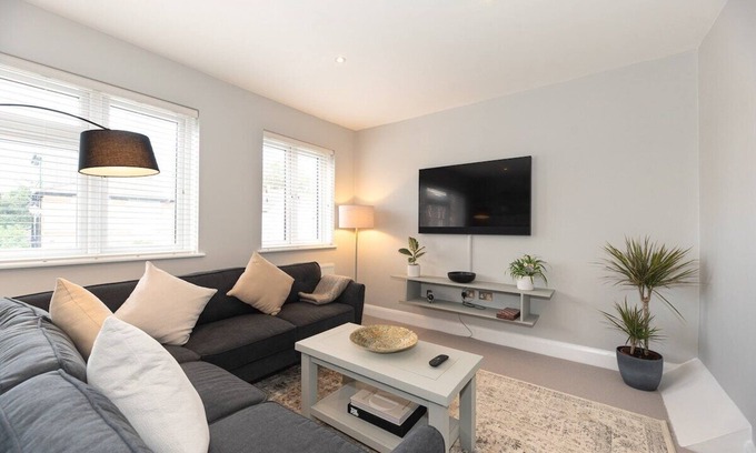 Fulwell and Hampton Hill Apartment | 3-Bedroom Gem in the Heart of Hampton Hill Village