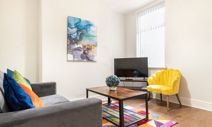Liverpool House | 3-Bedroom Home in Liverpool L15 with FREE Parking