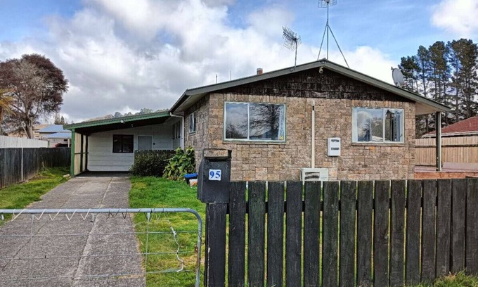 Kawaha Point House | 3 Bedroom House, 95 Aquirus Drive, Rotorua
