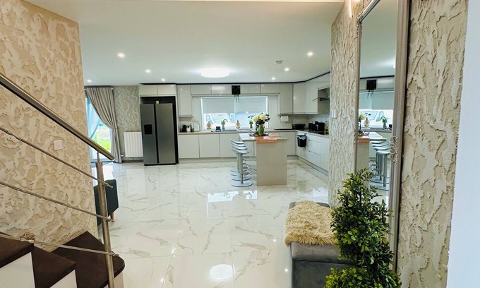 Monasterevin House | 3-bedroom house in nice County Kildare with WiFi