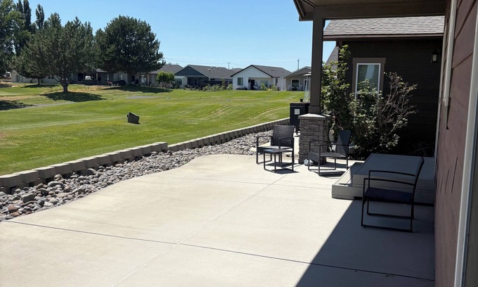 Stratford House | 3-bedroom house in charming Moses Lake with AC, fitness room, WiFi