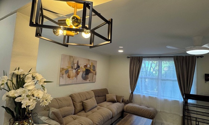 Broadview Manor House | 3-bedroom house in lovely Fort Myers with ACnWelcome to our Garden Villa!