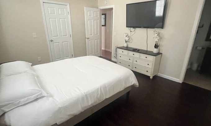 South Natomas House | 3-bedroom house in perfect Sacramento with AC