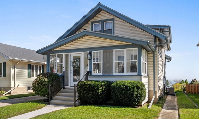 Manitowoc House | 3-bedroom house in perfect Manitowoc Steps away from the beach of Lake Michigan.