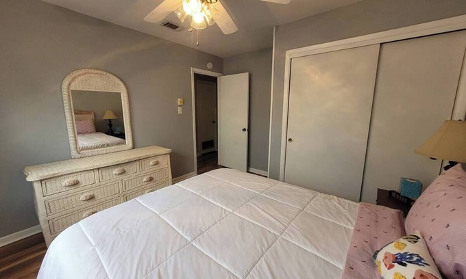 Lake Lorraine House | 3-bedroom house in small town Shalimar. 15 min drive to beautiful white beaches