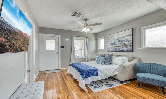 El Paso House | 3 bedroom House/King beds/Front Porch/Up to 8 guests