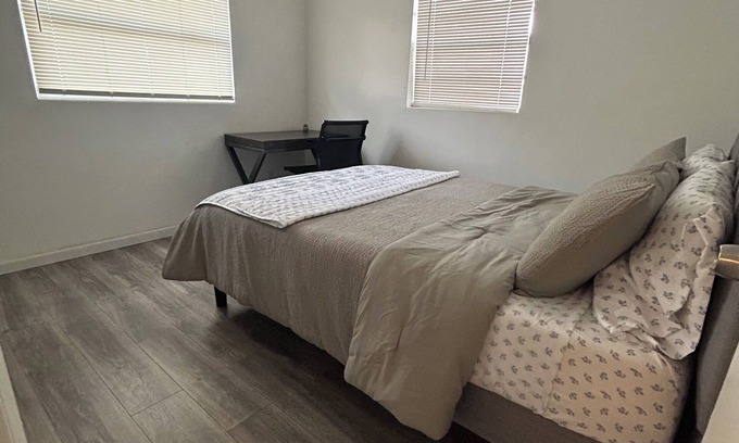 Carver City - Lincoln Gardens House | 3-bedroom house Next to the AirPort and Stadium.