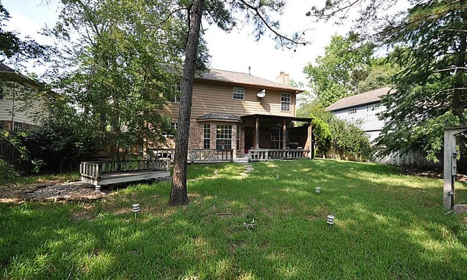 The Woodlands House | 3 Bedroom house - The Woodlands - 30+ Days Only- Walk to Bear Branch from yard!