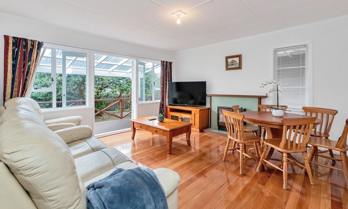 Greenlane - Ellerslie House | 3 Bedroom In Onehunga w Parking - Wifi - Netflix
