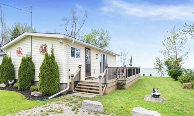 Dunnville Cottage | 3 bedroom Lake front Lake Erie Lowbanks cottage