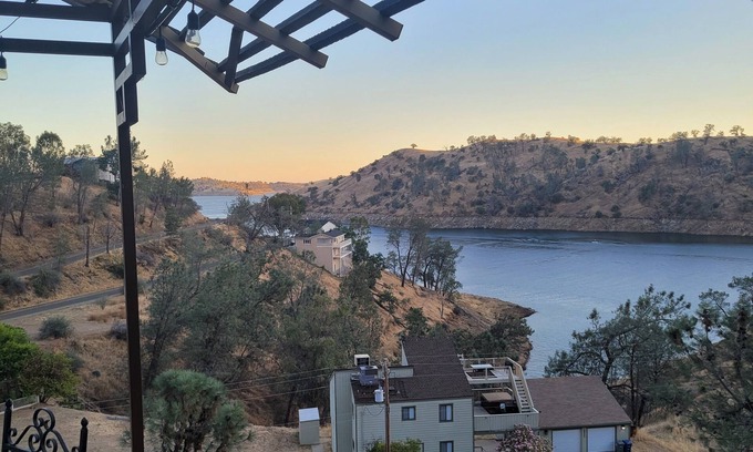 Friant House | 3-bedroom Lake House on Millerton Lake! Strong wifi and close hiking trails.