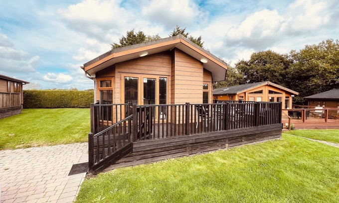 Shanklin House | 3 Bedroom Lodge SG2, Shanklin, Isle of Wight, Dog Friendly, Free Wifi