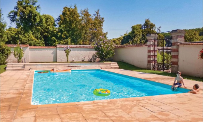 Ocquerre Apartment | 3 Bedroom Lovely Apartment In Ocquerre