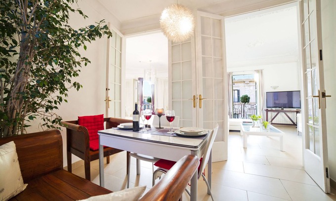 Dreta de l'Eixample Apartment | 3 BEDROOM LUXURY FLAT IN SAFE RESIDENTIAL BARCELONA CENTER