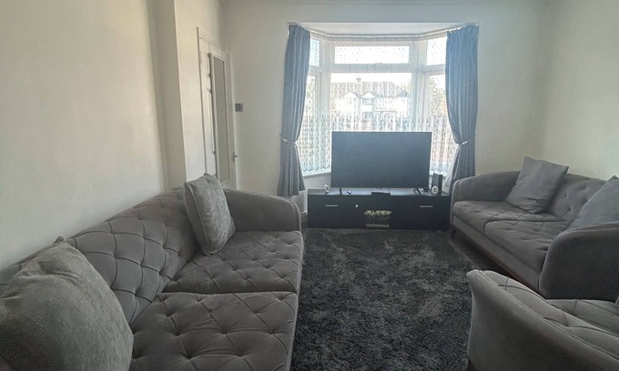 Enfield Highway House | 3 Bedroom Modern house with large Private Garden - Pet Friendly!