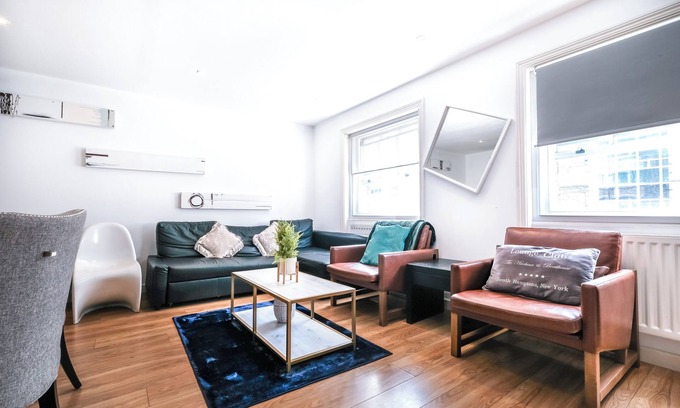 Soho Apartment | 3 bedroom, modernized charm. 2min Tube distance. Prime London stay.