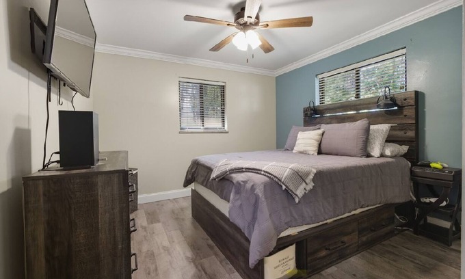 White Oak House | 3-bedroom pet friendly house with AC in Shady Spring- close to Winterplace!