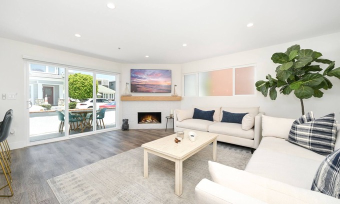 Balboa Island House | 3 Bedroom Renovated Condo on Balboa Island
