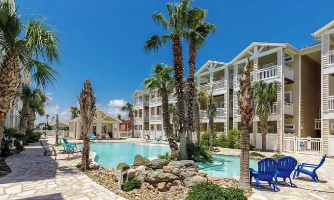 Corpus Christi House | 3 Bedroom | Resort Pool | Month Long Stays
