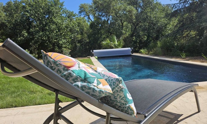 Mollans-sur-Ouveze Villa | 3-bedroom riverside villa with pool and view of mont ventoux