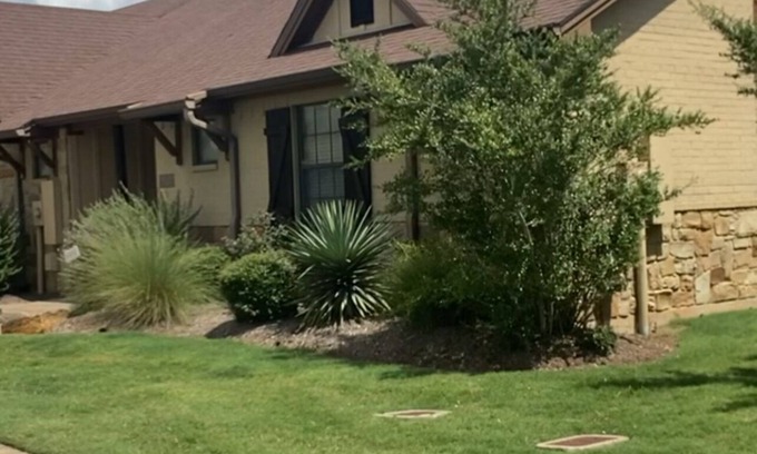 Wellborn House | 3-bedroom townhome in tranquil College Station with AC