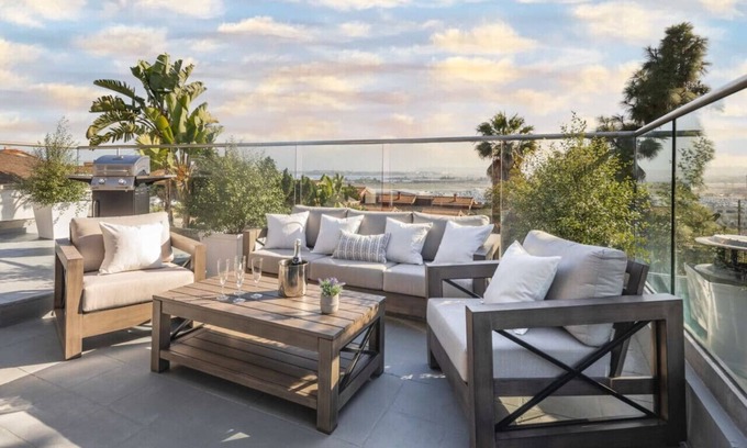 Middletown House | 3 Bedroom with Ocean View, Jacuzzi, and Parking