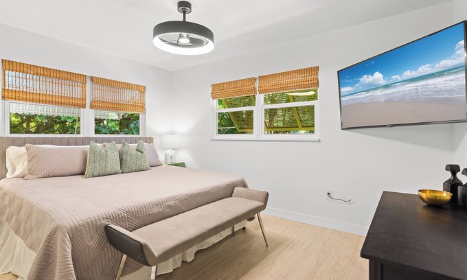 Rock Ridge House | 3-bedrooms-2 Full Baths, Private backyard, mnts to Central Beach & downtown