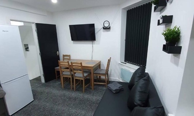 Roath Apartment | 3 Bedrooms Apartments Near Town Center