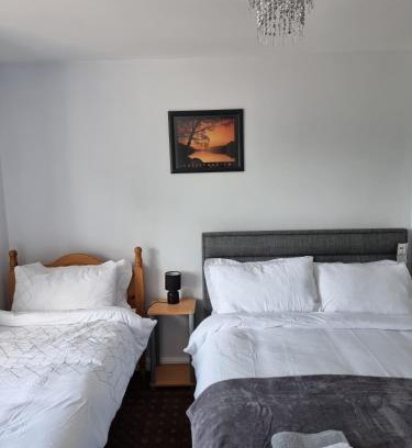 Cortober House | 3-Beds Sleep 7 with Garden & Private Parking