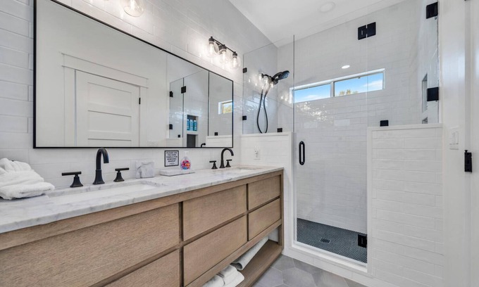 Clipper Cove House | 3 blks to beach! Front porch! Comm Pool heated 3/15-4/30, Crystal Beach