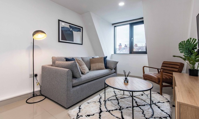 Leeds Apartment | 3-BR Apartment in Prime Leeds City Centre