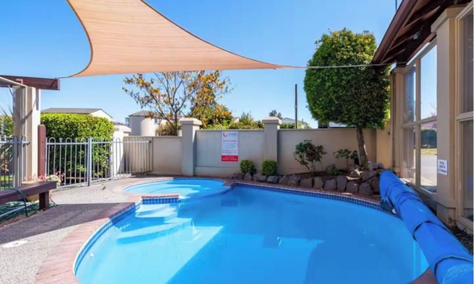 Taupo House | 3 BR Holiday home - Steps to the lake and short, scenic stroll to town