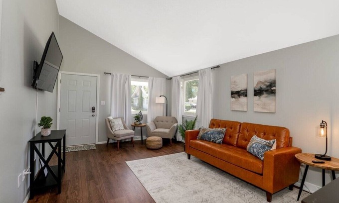 Euclid House | 3 BR tranquil lakeside retreat.- Near Lake Erie!