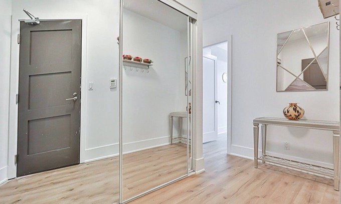 Wellington Place Apartment | 3 BR w/parking Downtown Toronto beside CN Tower, Rogers Centre and MTCC