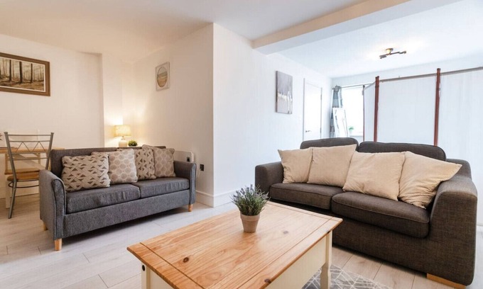 Swindon Apartment | 3 Comm Road Apps *Long Stay*Sleeps 3*1BR Apart
