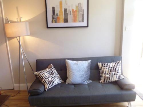 Kidderminster House | 3 Entire Stunning & Cosy Apartments in same property, 4 Double Bedrooms, 3 Bathrooms, 3 Kitchens, Terrace